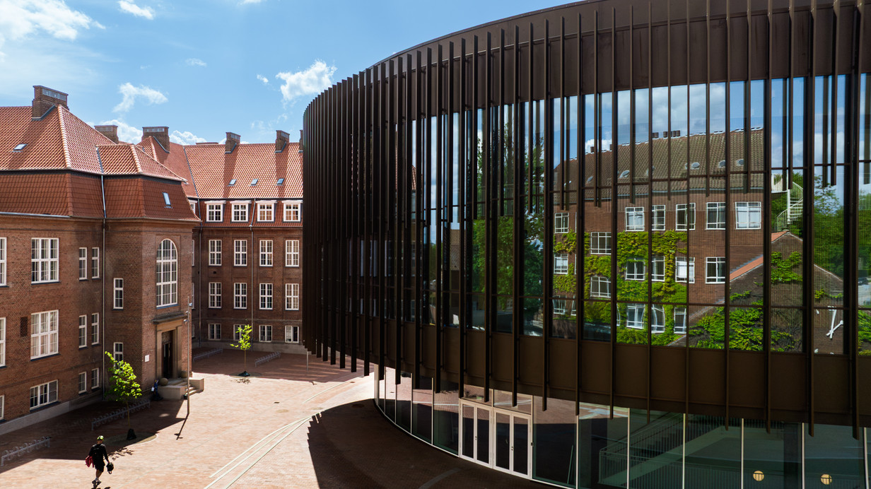 I Aarhus omdanner Forskningsfondens Ejendomsselskab FEAS i samarbejde med Aarhus Universitet det tidligere Aarhus Kommunehospital til det nye bæredygtige campus Universitetsbyen. Rambøll er bygherrerådgiver og tovholder for den samlede process. Fotokreditering: TS-ART / Tina Sørensen