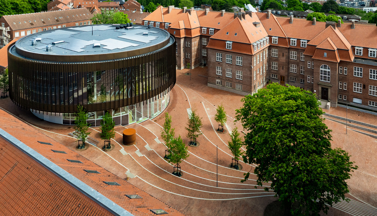 I Aarhus omdanner Forskningsfondens Ejendomsselskab FEAS i samarbejde med Aarhus Universitet det tidligere Aarhus Kommunehospital til det nye bæredygtige campus Universitetsbyen. Rambøll er bygherrerådgiver og tovholder for den samlede process. Fotokreditering: TS-ART / Tina Sørensen