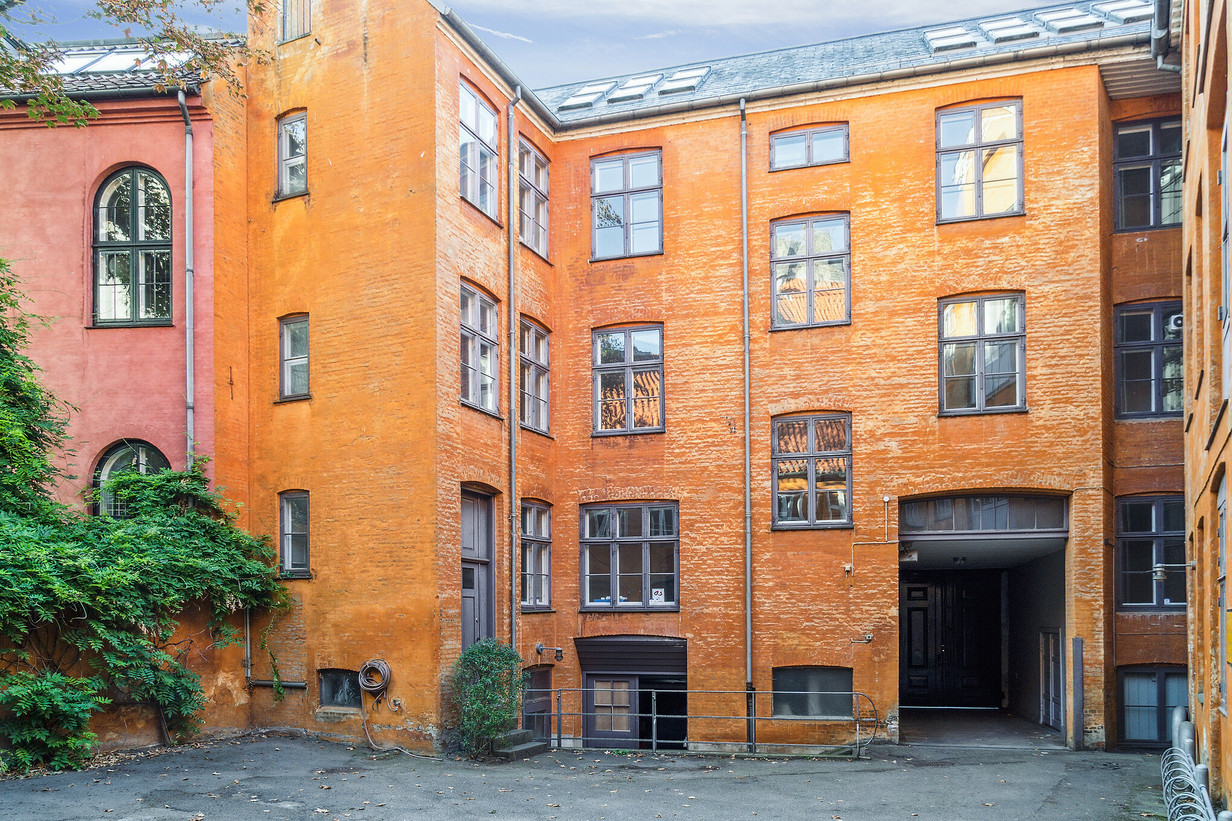Freja Ejendomme solgte i 2022 en historisk ejendom i Fiolstræde 10 i Kbh K. til ejendomsselskabet Olav de Linde. Ejendommen havde senest fungeret som kontor og administration for Københavns Universitet og er nu omdannet til kontor og boliger